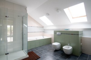 Ein barrierefreies Badezimmer im modernen Stil
