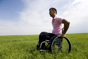 Rollstuhlfahrer auf dem Rasen