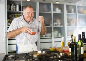 Ein älterer Herr kocht in einer barrierefreien Küchen